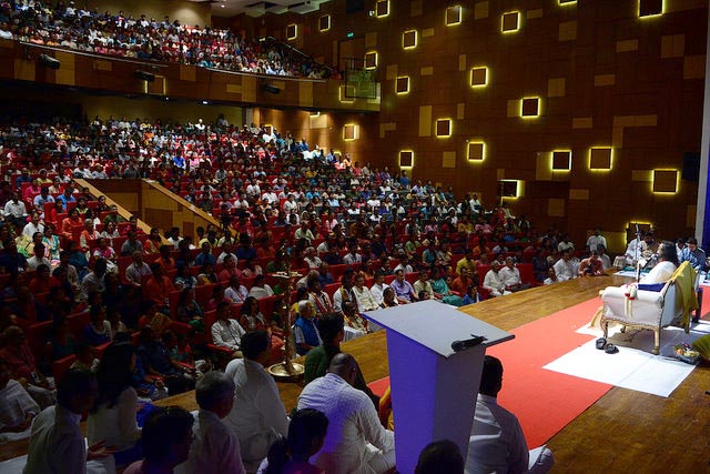 Gurudev addresses 1200 professionals at Whitefield