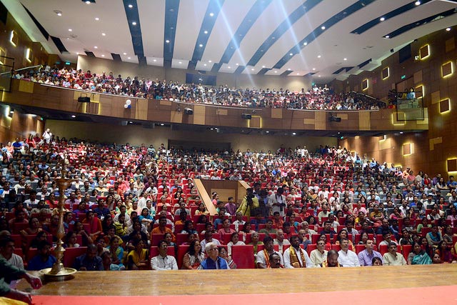 Gurudev addresses 1200 professionals at Whitefield