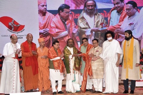 Gurudev Sri Sri Ravi Shankar welcomed by leaders of all faiths at the National Inter-Religious Conference in Nagpur, India on October 24, 2021
