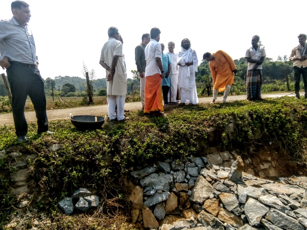 Gurudev Sri Sri Ravi Shankar inspects a recharge structure at Bhagamandala