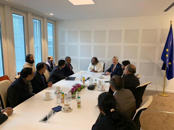 Gurudev has an informal chat with the EU members before the address