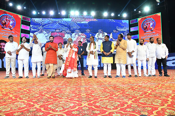 Gurudev with G Kishan Reddy and others on stage