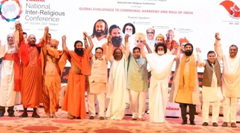 Gurudev Sri Sri Ravi Shankar welcomed by leaders of all faiths at the National Inter-Religious Conference in Nagpur, India on October 24, 2021