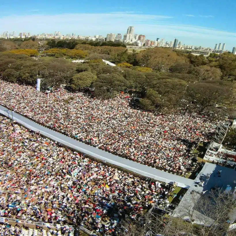 A crowd of 150,000 meditates with Gurudev