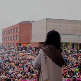 Gurudev speaks to a large audience on a street in Argentina