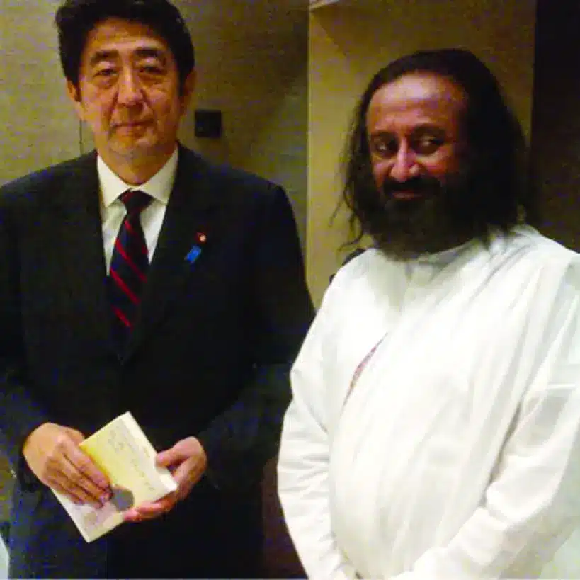 Gurudev and Prime Minister Noda pose for a photograph