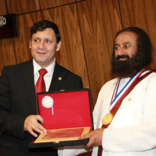 Gurudev accepts the National Order of Merito de Comuneros