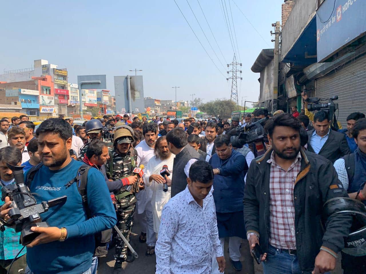 Sri Sri Ravi Shankar visited the riot-hit area of Delhi