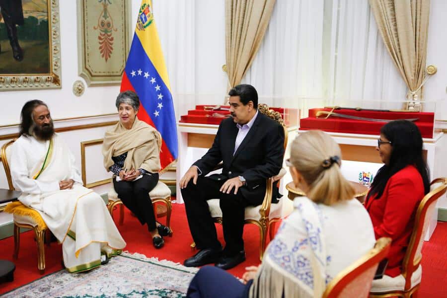 sri sri ravi shankar with venezuelan president nicolas maduro - jul8